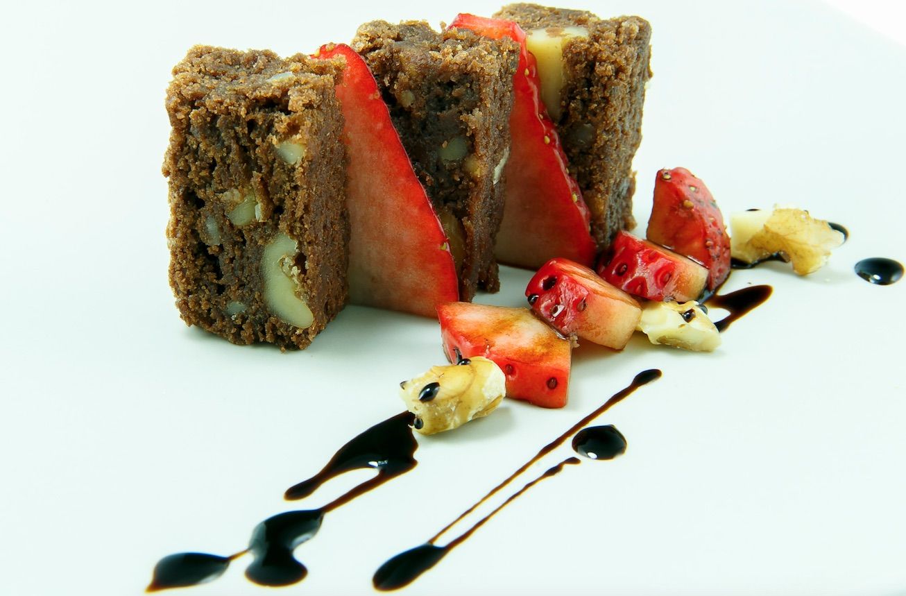 brownie de chocolate con nueces y fresas