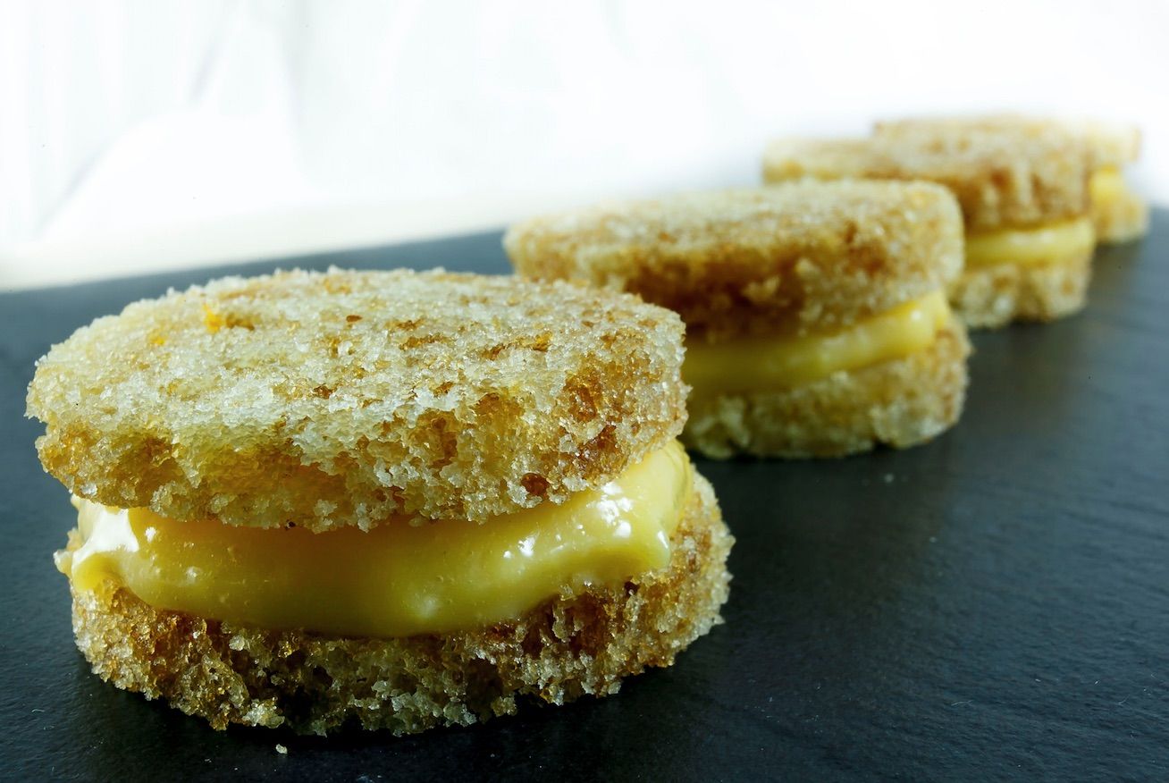 bizcocho de naranja y miel relleno de crema