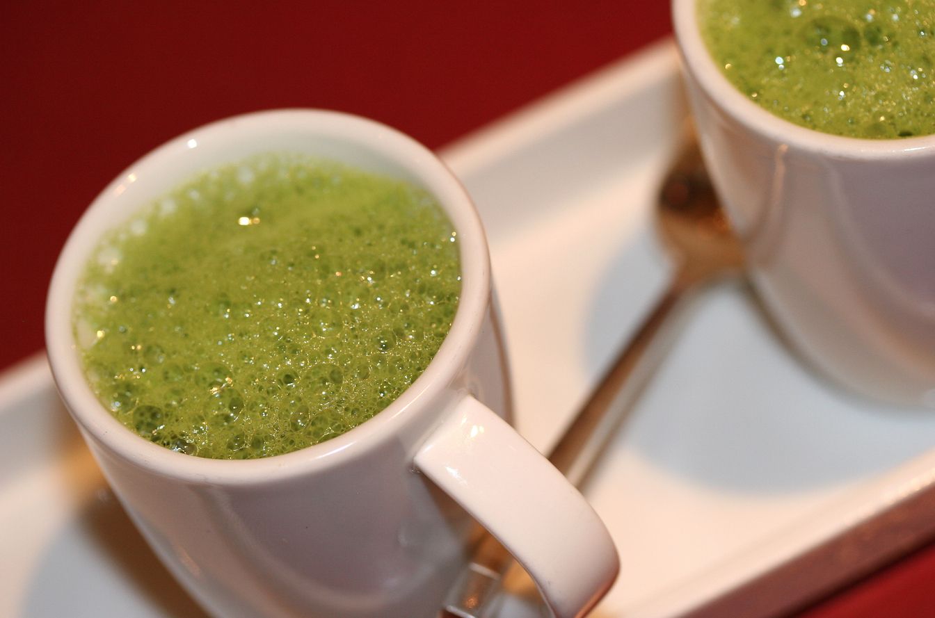 espuma verde comestible en tazas