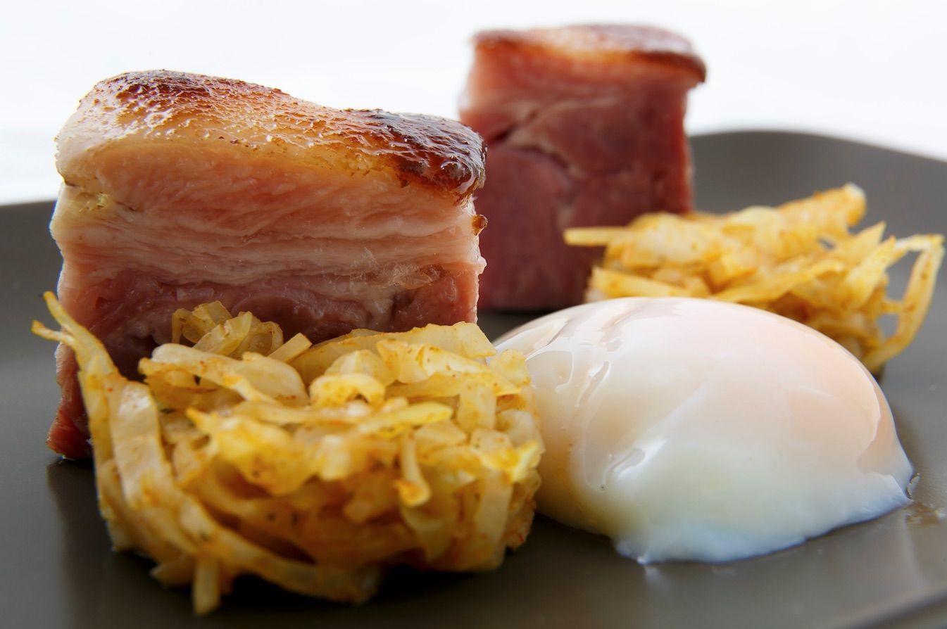 codillo de cerdo con aliño de col y huevo
