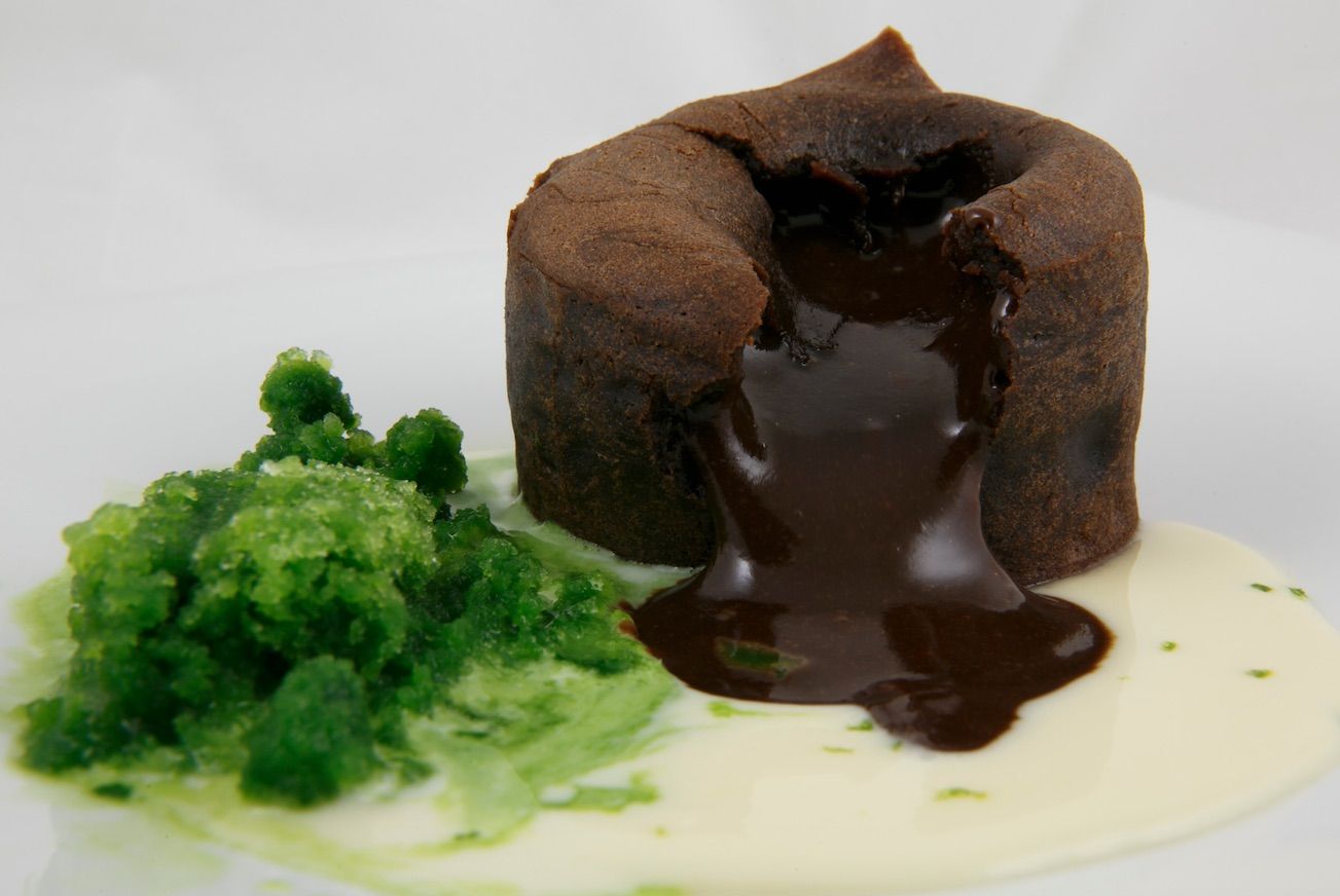 bizcocho de chocolate con granizado de lima y hierbabuena